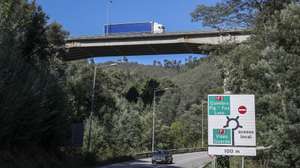 Viaturas circulam no IP3 entre Coimbra e Viseu, que vai sofrer uma intervenção agora programada a decorrer até 2027, com o início das obras em 2024 no troço entre Santa Comba Dão e Viseu, para diminuir o número de acidentes e vítimas, Coimbra, 4 de outubro de 2023. (ACOMPANHA TEXTO DE 14 DE OUTUBRO 2023) PAULO NOVAIS/LUSA