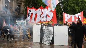 epa13307668 Protesters clash with police officers during a demonstration against the government of Argentine President Javier Milei in Buenos Aires, Argentina, 15 October 2026. Opposition lawmakers failed to secure the quorum needed for the Chamber of Deputies to debate rejecting Milei's emergency decree DNU 70/2023, which introduced sweeping economic deregulation measures.  EPA/JUAN IGNACIO RONCORONI