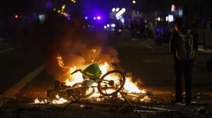 epa13329196 People burn objects on a street barricade during clashes between protesters and police at a student-organized protest at Plaza Catalunya in Barcelona, Spain, 24 October 2026. The protest, called through social media, led to clashes between demonstrators and police.  EPA/ALBERTO ESTEVEZ