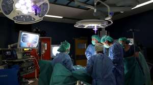 A equipa liderada pelo cirurgião Hélder Ferreira realiza uma cirurgia "inovadora" e minimamente invasiva no tratamento de malformações uterinas e vaginais que afeta uma em cada 4.500 jovens mulheres, no Centro Materno Infantil do Norte, no Porto, 15 de julho de 2019. (ACOMPANHA TEXTO DE 17/07/2019)  ESTELA SILVA/LUSA