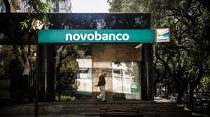 Uma pessoa passa por um balcão do Novo Banco após a aplicação da nova imagem de marca, em Lisboa, 8 de novembro de 2021. MÁRIO CRUZ/LUSA