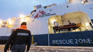 epa11054765 The Geo Barents migrant rescue ship, operated by Doctors Without Borders (Medecins Sans Frontieres or MSF), with 336 migrants on board, arrives at the port of Ravenna, Emilia-Romagna region, northern Italy, 03 January 2024. The 336 migrants, including 34 minors, 27 of whom are unaccompanied, disembarked in Ravenna in the morning, the highest number ever recorded in Emilia-Romagna.  EPA/FABRIZIO ZANI