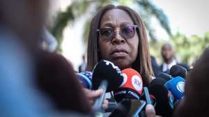 A recem nomeada primeira-ministra de Moçambique, Maria Benvinda Levi, fala à comunicação social, durante a sua tomada de posse, em Maputo, Moçambique, 18 de janeiro de 2025.LUISA NHANTUMBO/LUSA