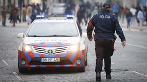 Um agente da Polícia de Sgurança Pública (PSP), patrulha a Praça do Rossio, em Lisboa, 26 de outubro de 2024. Forças de segurança. Agentes de autoridade. Baixa pombalina. ANTÓNIO PEDRO SANTOS/LUSA