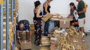 Funcionárias organizam exames no local onde são guardados os exames, digitalizados e distribuídos, em Sintra, 06 de julho de 2026. O ministro da Educação, Ciência e Inovação, Fernando Alexandre, e o secretário de Estado Adjunto e da Educação, Alexandre Homem Cristo, visitaram hoje as instalações. TIAGO PETINGA/LUSA