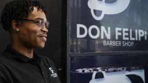 O barbeiro Filipe Mutimba dono da Don Filipe Barber Shop, em Maputo, Moçambique, 23 de junho de 2026. Entre música, dança e cortes de cabelo, Filipe transformou uma atividade iniciada na pandemia, em Maputo, numa marca de referência em estilo e modernidade, criando emprego para jovens, conquistando clientes de renome, como Geny Catamo, e sonhando até criar uma academia. (ACOMPANHA TEXTO DA LUSA DE 10-08-2026) LINA CEBOLA/LUSA