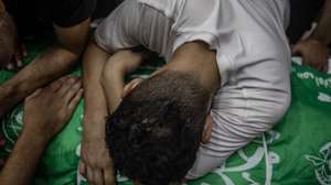 epa13270545 Relatives mourn over the body of Ezz al-Din Beik, commander of the Northern Gaza Brigade of the Ezz al-Din al-Qassam Brigades, the armed wing of Hamas, during the funeral of Beik and his bodyguard in Gaza City, 29 September 2026. According to the Ministry of Health in Gaza, Beik and his bodyguard were killed in an Israeli airstrike in Gaza City early on 29 September 2026.  EPA/MOHAMMED SABER