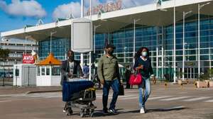 Aeroporto Internacional de Maputo Mavalane, Moçambique, 27 novembro 2021. O Governo português determinou a suspensão dos voos de e para Moçambique devido à  detecção da nova variante Ómicron, mais contagiosa do que as restantes estirpes do vírus já identificadas.  LUIS FONSECA/LUSA