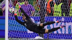 epa11451492 Goalkeeper Diogo Costa of Portugal saves a penalty during the penalty shootout of the UEFA EURO 2024 Round of 16 soccer match between Portugal and Slovenia, in Frankfurt Main, Germany, 01 July 2024.  EPA/OLIVIER MATTHYS