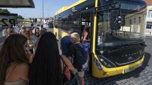 Utentes da Carris Metropolitana apanham um autocarro no interface de transportes da Praça do Brasil, Setúbal, 18 de julho de 2023. A entidade gestora Transportes Metropolitanos de Lisboa (TML) diz que houve uma “melhoria do serviço” da Carris Metropolitana na Península de Setúbal, avaliação também feita pelos utentes, que apontam, no entanto, situações de incumprimento de horários. (ACOMPANHA TEXTO DE 20-07-2023) RUI MINDERICO/LUSA