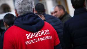 Concentração dos voluntários das associações humanitárias de bombeiros para a reivindicar a criação e regulamentação da respetiva carreira e categoria profissional, frente à Secretaria de Estado da Proteção Civil, em Lisboa, 19 de dezembro de 2025. RODRIGO ANTUNES/LUSA