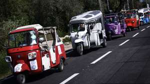 Veículos tuk-tuk realizam marcha lenta em protesto contra as novas regras de estacionamento em Sintra, organizada pela Associação Nacional de Condutores de Animação Turística (ANCAT), em Sintra, 02 de abril de 2026. RODRIGO ANTUNES / LUSA