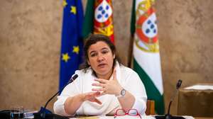 A ministra da Modernização do Estado e da Administração Pública, Alexandra Leitão, durante a sua audição na Comissão de Administração Pública, Modernização Administrativa, Descentralização e Poder Local, na sequência de requerimento apresentado pelo grupo parlamentar do PCP, sobre atropelos aos direitos dos trabalhadores de empresas contratadas pelo Estado para a prestação de serviços, na Assembleia da República, 07 de julho de 2021. JOSÉ SENA GOULÃO/LUSA