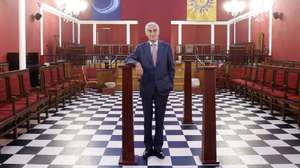 O grão-mestre do Grande Oriente Lusitano, Fernando Cabecinha, posa para a fotografia durante uma entrevista para a agência Lusa, na loja Grande Oriente Lusitano, em Lisboa, 06 de dezembro de 2023. (ACOMPANHA TEXTO DA LUSA DO DIA 11 DE DEZEMBRO DE 2023). ANTÓNIO PEDRO SANTOS/LUSA