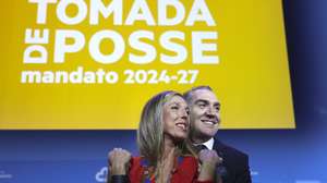 O novo bastonário da Ordem dos Enfermeiros, Luís Filipe Barreira, é cumprimentado pela bastonária cessante, Ana Rita Cavaco, durante a sua cerimónia de posse em Lisboa, 19 de dezembro de 2023. TIAGO PETINGA/LUSA