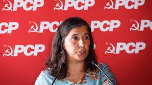 A presidente do grupo parlamentar do Partido Comunista Português (PCP), Paula Santos, intervém durante o encerramento das Jornadas Parlamentares, na Fortaleza de Sesimbra, Setúbal, 21 de maio de 2024. ANTÓNIO PEDRO SANTOS/LUSA