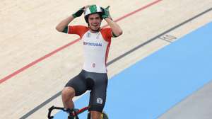Os ciclistas Iúri Leitão (ausente na fotografia) e Rui Oliveira festejam após conquistaram hoje a medalha de ouro em madison em Paris2024, o sexto título olímpico do desporto português, depois dos cinco no atletismo, no 32.º pódio luso de sempre, Paris, França, 10 de agosto de 2024. Depois da medalha de prata de Iúri Leitão no omnium, a dupla lusa somou 55 pontos, nas 200 voltas à pista do Velódromo Saint-Quentin-en-Yvelines, mais oito do que a Itália, com Simone Consonni e Elia Viviani, segunda classificada, enquanto a Dinamarca, com Niklas Larsen e Michael Moerkoev, terminou no terceiro posto, com 41. JOSÉ SENA GOULÃO/LUSA