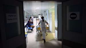 Uma enfermeira transporta uma cama com uma grávida na maternidade do Hospital Dr. José Maria Grande, hoje visitado pela ministra da Saúde, Ana Paula Martins (ausente na imagem). Portalegre, 30 de janeiro de 2025. NUNO VEIGA/LUSA
