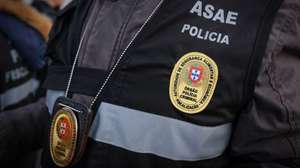 Inspetores da ASAE, durante uma operação de controlo e verificação das condições de Higiene e Segurança Alimentar das mercadorias alimentares (azeite, carnes, pescado, produtos de panificação, etc) em circulação bem como a deteção de eventuais ilícitos relacionados com as mercadorias em trânsito (contrafação, entre outros)  com consequências diretas para o consumidor final realizada no acesso à ponte 25 de Abril, Almada, 3 de Abril de 2025. RUI MINDERICO/LUSA