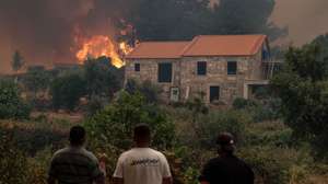 epa12312899 Local residents look on during a forest fire in Lourical do Campo, Castelo Branco, Portugal, 20 August 2025. According to preliminary official data, as of August 19, 2025, over 201,000 hectares had burned in Portugal, surpassing the total burned in all of 2024.  EPA/PAULO NOVAIS