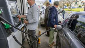Pessoas abastecem veículos devido ao aumento dos combustíveis a partir de sexta-feira onde a gasolina sem chumbo I.O. 95 octanas passa a custar 1,921 euros por litro e o gasóleo rodoviário 2,004 euros por litro, Ponta Delgada, Açores, 30 de abril de 2026. Desde fevereiro, com este novo aumento, o preço da gasolina nos Açores sobe 32,3 cêntimos por litro, o preço do gasóleo 53 cêntimos por litro e o preço do gás butano 52,2 cêntimos por quilo. EDUARDO COSTA/LUSA