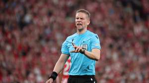 epa12068443 Referee Espen Eskas gestures during the UEFA Europa League semi-finals 1st leg soccer match between Athletic Cllub and Manchester United, in Bilbao, Spain, 01 May 2025.  EPA/LUIS TEJIDO