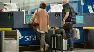 Passageiros fazem o 'check-in' no aeroporto de Ponta Delgada, no dia em que a companhia de aviação SATA Air Açores retoma gradualmente as ligações interilhas, em Ponta Delgada, ilha de São Miguel, Açores, 29 de maio de 2020, A operadora aérea reiniciará com uma operação reduzida, contando com a realização de um voo diário para todas as ilhas do Arquipélago, com exceção da ilha do Corvo, que terá ligações aéreas à segunda-feira, quarta-feira e sexta-feira, após terem sido suspensas devido à covid-19. EDUARDO COSTA/LUSA