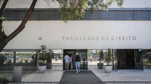 Alunos na entrada da Faculdade de Direito da Universidade de Lisboa, no dia em que se assinala o regresso às aulas no âmbito das novas medidas de desconfinamento relacionadas com a pandemia da covid-19, no Campus de Campolide, em Lisboa, 19 de abril de 2021. Portugal inicia hoje a terceira fase do desconfinamento com a reabertura de mais escolas, lojas, restaurantes e cafés, um levantamento de restrições que não é acompanhado nos 10 concelhos onde a incidência da covid-19 é maior. MÁRIO CRUZ/LUSA