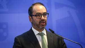 O secretário de Estado da Presidência do Conselho de Ministros, André Moz Caldas, fala aos jornalistas durante o briefing da reunião do Conselho de Ministros em Lisboa, 29 de setembro de 2022. RODRIGO ANTUNES/LUSA