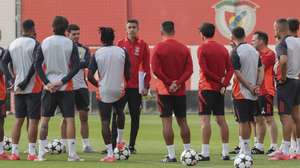 Benfica head coach Bruno Lage (C) during a training session at Benfica Campus in Seixal, Portugal, 18 September 2024. Benfica will face Red Star (Serbia) in their UEFA Champions League at the Rajko Mitic Stadium in Belgrade on 19 September. JOAO RELVAS/LUSA