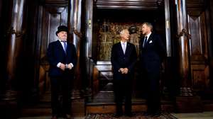 epa11768535 King Willem-Alexander of the Netherlands (R) and Portugal's President Marcelo Rebelo de Sousa (C) visit the Portuguese Synagogue in Amsterdam, the Netherlands, 10 December 2024. The Portuguese president is in the Netherlands for a two-day state visit.  EPA/PATRICK VAN EMST / POOL