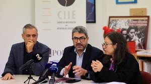 Manuel Albano (C), vice-presidente da Comissão para a Igualdade de Género, intervém durante a conferência de imprensa do Observatório de Mulheres Assassinadas - OMA/UMAR para lançamento da infografia com dados preliminares sobre os atentados à vida de mulheres em Portugal entre 01 de Janeiro e 15 de Novembro de 2025, na Faculdade de Psicologia e de Ciências da Educação da Universidade do Porto, 24 de Novembro de 2025. ESTELA SILVA/LUSA