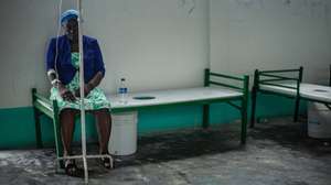 epa12473171 A cholera patient receives treatment at a medical center in Port-au-Prince, Haiti, 16 October 2025 (issued 22 October 2025). Haiti is facing a new cholera outbreak, with 17 confirmed deaths since the second week of September, a number that could rise due to poor sanitary conditions and the rains expected in the coming days. The country is in a state of extreme vulnerability, with 1.4 million people internally displaced due to violence imposed by armed gangs.  EPA/Mentor David Lorens