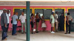 Eleitores fazem fila para exercer o seu direito de voto para as eleições presidenciais numa secção de voto, São Tomé, 19 de julho de 2026. NUNO VEIGA/LUSA