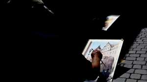 epa06768807 An artist paints with watercolors on a sunny day in central Dredsen, Germany, 28 May 2018. Meteorologists predict sunny weather with temperatures around 29 degrees Celsius to continue in the next days in Germany's Saxony state.  EPA/FILIP SINGER