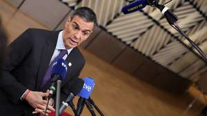 epa12600337 Spanish Prime Minister Pedro Sanchez attends the EU Council Summit in Brussels, Belgium, 18 December 2025. EU leaders are meeting to discuss the latest developments in Ukraine, the EU's next multiannual financial framework, the EU enlargement process, and the geoeconomic situation in the European Union.  EPA/OLIVIER MATTHYS