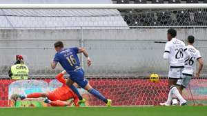 O jogador do Famalicão Justin de Haas (E) marca um golo contra o Vitória de Guimarães durante o jogo da I Liga de futebol, realizado no Estádio D. Afonso Henriques, em Guimarães, 14 de março de 2026. HUGO DELGADO/LUSA