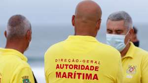 Elemtos da Autoridade Marítima, assistem à formação nas áreas do resgate e salvamento aquático e Suporte Básico de Vida, numa praia da Costa da Caparica, Almada, 23 de setembro de 2020. ANTÓNIO COTRIM/LUSA