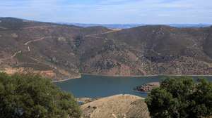 Barragem do Baixo Sabor, Torre de Moncorvo, Bragança, 18 de agosto de 2023. Proprietários agrícolas do Felgar, no concelho de Moncorvo reclamam acessos condignos para evitar as grandes deslocações que têm de percorrer diariamente para chegar às suas propriedades que ficaram isoladas com a construção da barragem do Baixo Sabor. (ACOMPANHA TEXTO DE 19-08-2023) FRANCISCO PINTO/LUSA