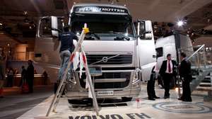 epa01598601 (FILE) Visitors to the 2008 IAA Commercial Vehicles trade fair talk shop at the trade fair stand of Volvo in Hanover, Germany, 23 September 2008. Heavy-vehicle maker Volvo Trucks said 13 January 2009 it was to give notice to 1,020 employees in Sweden, citing "very weak demand" in Europe and no sign of a recovery.   Volvo‘s Powertrain division, which makes engines and gearboxes used in its heavy vehicles as well as construction machinery, was also to cut some 600 jobs, the Volvo Group said.  EPA/KAY NIETFELD *** Local Caption *** 00000401497817