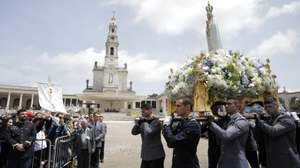 A Imagem de Nossa Senhora é levada enquanto os peregrinos acenam lenços brancos na  procissão do Adeus do dia 13, das cerimónias religiosas no Santuário de Fátima  de 12 e 13 de maio, 13 maio 2024. PAULO CUNHA/LUSA