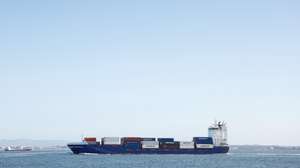 Um navio de carga atravessa o Rio Tejo, em Lisboa, 10 de outubro de 2024. Contentores. Transportes. Navio. Rio Tejo.  ANTÓNIO PEDRO SANTOS/LUSA