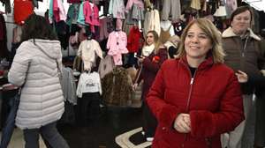 A candidata às Eleições à Presidência da República de 2026, Catarina Martins, visita a feira municipal de Santo Tirso, 22 de dezembro de 2025. FERNANDO VELUDO/LUSA