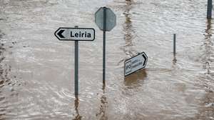 Elementos da proteção civil auxiliam um morador na zona que ficou submersa pela subida da água do Rio Lis devido ao mau tempo, em Leiria, 05 de fevereiro de 2026. Onze pessoas morreram em Portugal desde a semana passada na sequência da passagem das depressões Kristin e Leonardo, que provocaram também algumas centenas de feridos e desalojados. ANTÓNIO PEDRO SANTOS/LUSA