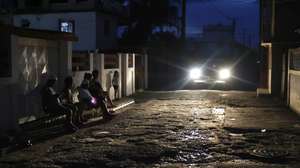 epa12995365 People wait during a power outage in Havana, Cuba, 25 May 2026 (Issued 26 May 2026). The Cuban government has acknowledged that the situation of the island's National Electric Power System (SEN) is 'critical', with power outages lasting more than 22 hours a day in Havana and lasting two consecutive days in the rest of the country.  EPA/Ernesto Mastrascusa