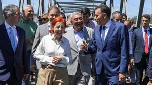 O primeiro-ministro Luís Montenegro (C-D), acompanhado pela ministra do Ambiente e Energia, Maria da Graça Carvalho (C-E), por José Verissimo (C) presidente da Câmara de Montemor-o-Velho, durante visita às obras de recuperação de diques em Montemor-o-Velho, afetados pelas tempestades de janeiro e fevereiro de 2026, Montemor-o-Velho, 10 de agosto de 2026. PAULO CUNHA/LUSA