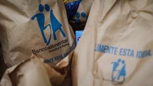 Voluntários trabalham na recolha de alimentos nas instalações do Banco Alimentar Contra a Fome, em Lisboa, 27 de novembro de 2021. Nos próximos dias 27 e 28 de novembro, a campanha de recolha de alimentos promovida pelos Bancos Alimentares Contra a Fome volta a ter equipas de voluntários nos supermercados de todo o país, a convidar os portugueses, de forma mais pessoal, à partilha de alimentos com as famílias com necessidades para que possam ter, não só um Natal mais feliz, mas alimento à mesa todos os dias.  RODRIGO ANTUNES/LUSA