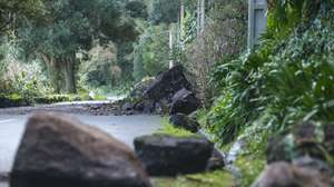 A estrada regional no troço próximo ao miradouro da freguesia do Raminho (concelho de Angra do Heroísmo), Açores, deverá manter-se encerrada "nos próximos dias por motivos de segurança", depois de uma derrocada, após o sismo registado esta manhã, Angra do Heroísmo, Terceira, Açores, 14 de janeiro de 2024. Numa nota hoje divulgada, o Serviço Regional de Proteção Civil e Bombeiros dos Açores (SRPCBA) refere que, na sequência do sismo que ocorreu pelas 07:19 locais (08:19 em Lisboa) de hoje com magnitude 4,5 na escala de Richter "foi registada uma derrocada na Estrada Regional, no troço próximo ao miradouro da freguesia do Raminho (concelho de Angra do Heroísmo), obstruindo a via com rochas e detritos". ANTÓNIO ARAÚJO/LUSA