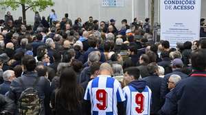 Sócios aguardam a sua vez para votarem nas eleições dos orgãos sociais do Futebol Clube do Porto, no estádio do Dragão, Porto, 27 de abril de 2024. Milhares de sócios poderão escolher entre Pinto da Costa (Lista A), André Villas Boas (Lista B) e Nuno Lobo (Lista C).  FERNANDO VELUDO/LUSA