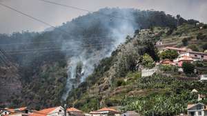 Nuvens de fumo elevam-se no local do incêndio no sítio da Lombada no concelho da Ponta do Sol, 24 de agosto de 2024, O incêndio rural na ilha da Madeira deflagrou no dia 14 de agosto, nas serras do município da Ribeira Brava, propagando-se progressivamente aos concelhos de Câmara de Lobos, Ponta do Sol e, através do Pico Ruivo, Santana. HOMEM DE GOUVEIA/LUSA
